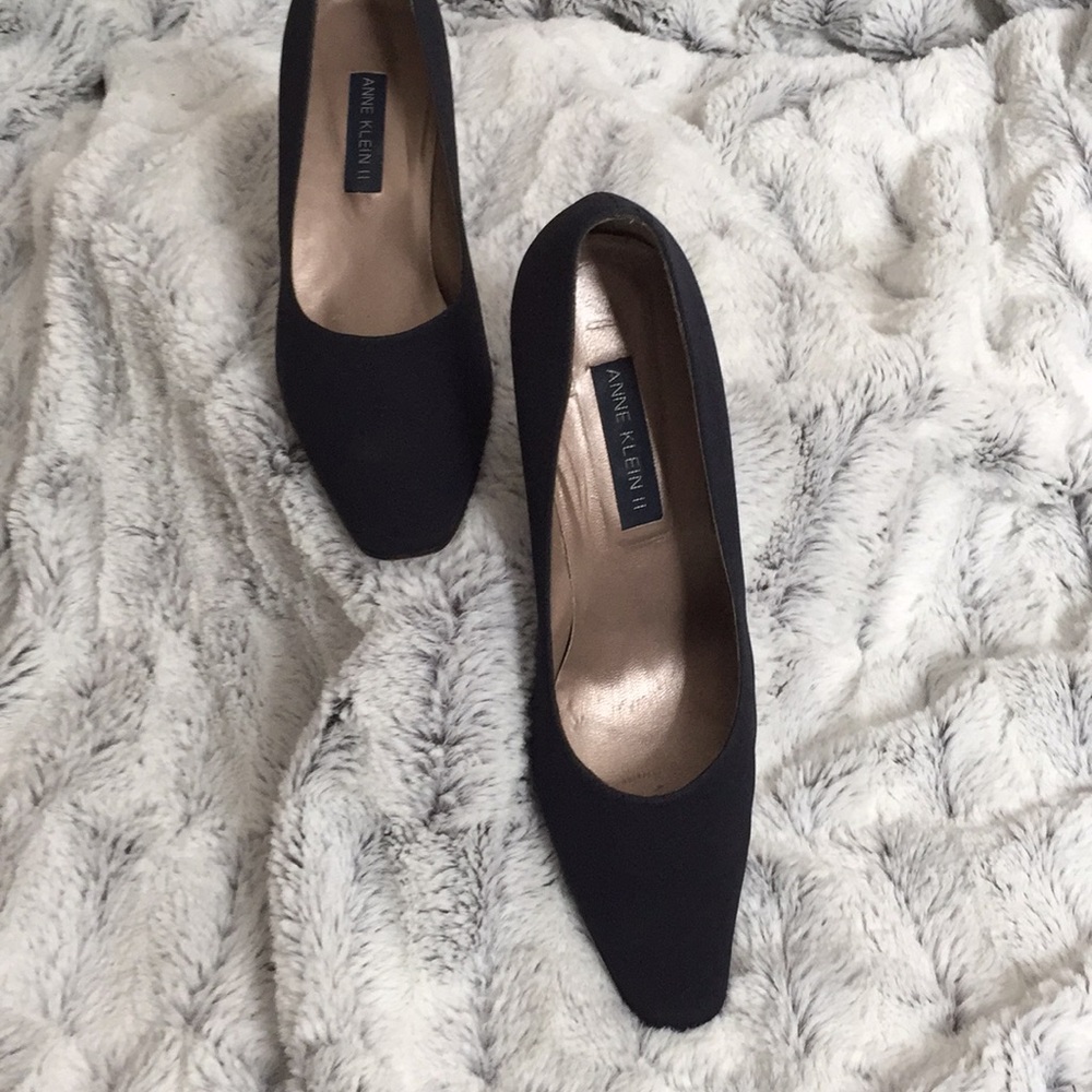 Anne Klein ll navy pumps